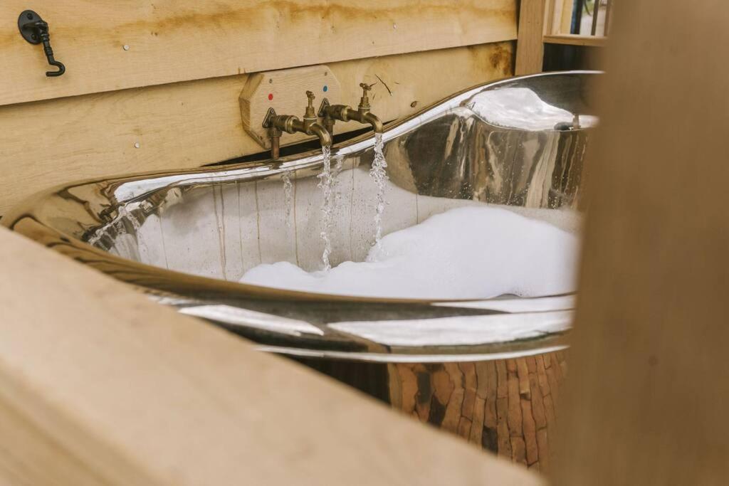 Ferienwohnung Island Hut - Outdoor Bath Tub, Firepit And Water Equipment Saltford Exterior foto